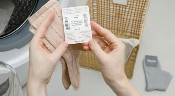 Różowe skarpety Steven, rozmiar 38/40, z metką informującą o składzie i pielęgnacji. Wskazówki dotyczące prania: w jakiej temperaturze prac skarpety.