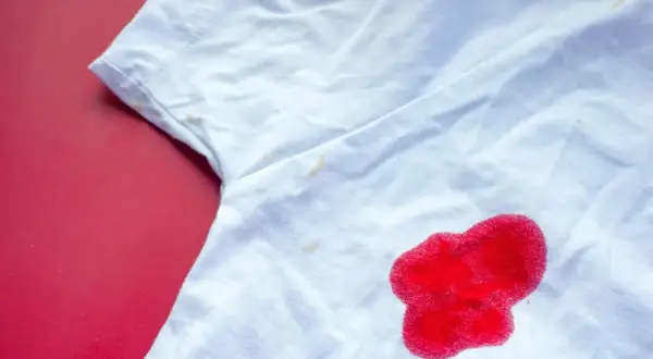 Biała koszulka z plamą krwi. Dowiedz się, jak usunąć plamy z krwi, aby przywrócić jej nieskazitelny wygląd.