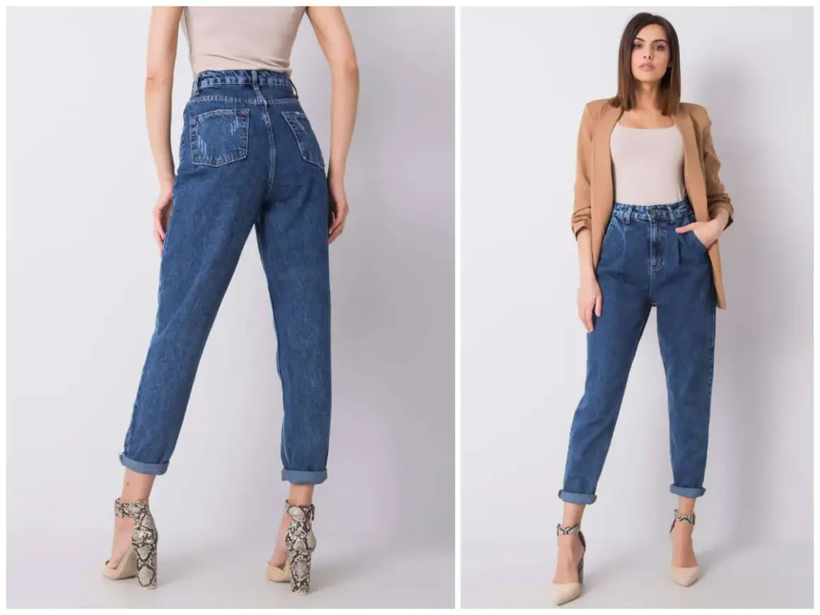 Kobieta w jeansach mom fit, które podkreślają talię i luźno opadają na nogi. To styl, który pokochały kobiety.