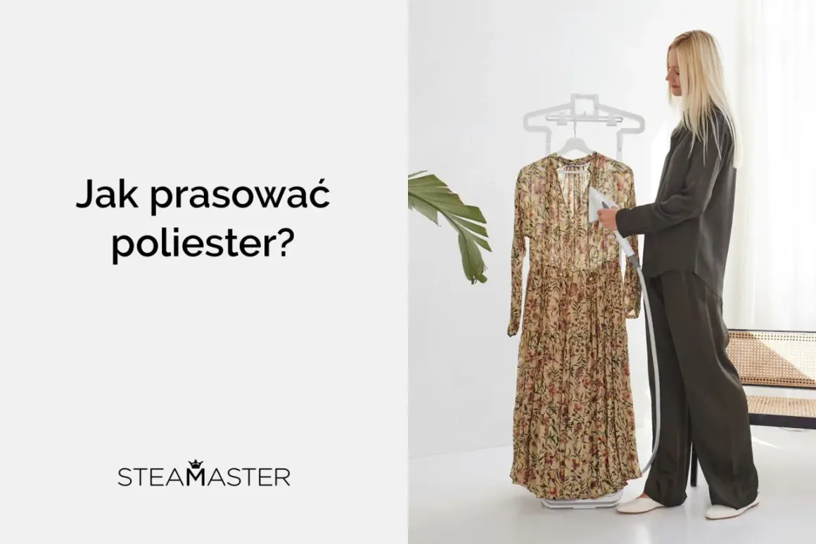 Kobieta pokazuje, jak prasować poliester za pomocą parownicy. Długa, kwiecista sukienka wisi na wieszaku.