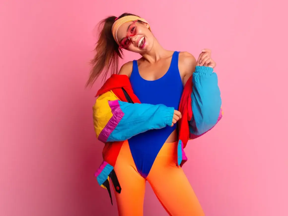 Dziewczyna w neonowym stroju z lat 80. gotowa na imprezę. Moda tamtych lat to szaleństwo kolorów!