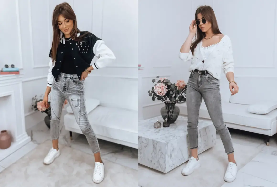 Dwie kobiety w jeansach z niskim stanem (low waist co to znaczy). Jedna w kurtce bomber, druga w białym sweterku.