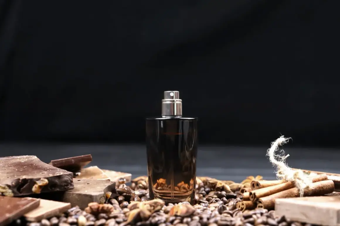 Eleganckie męskie perfumy arabskie w ciemnej butelce, otoczone kawą, czekoladą i cynamonem.