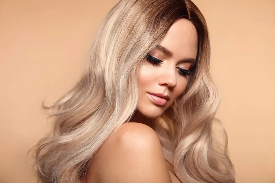 Beżowy blond dla każdej kobiety, która pragnie subtelnego blasku i naturalnego piękna.