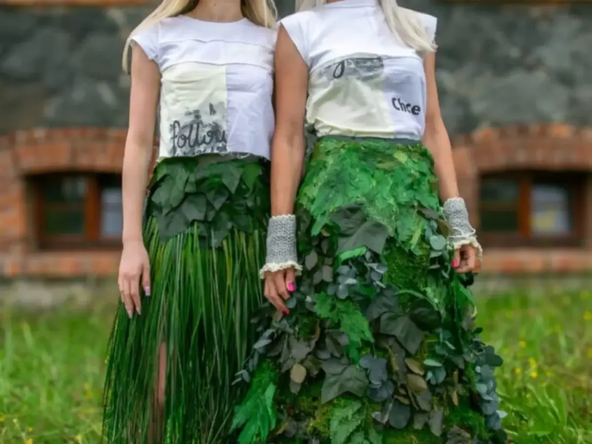 Dwie kobiety prezentują ekologiczną modę z recyklingu. Jedna w spódnicy z trawy, druga w sukni z liści.