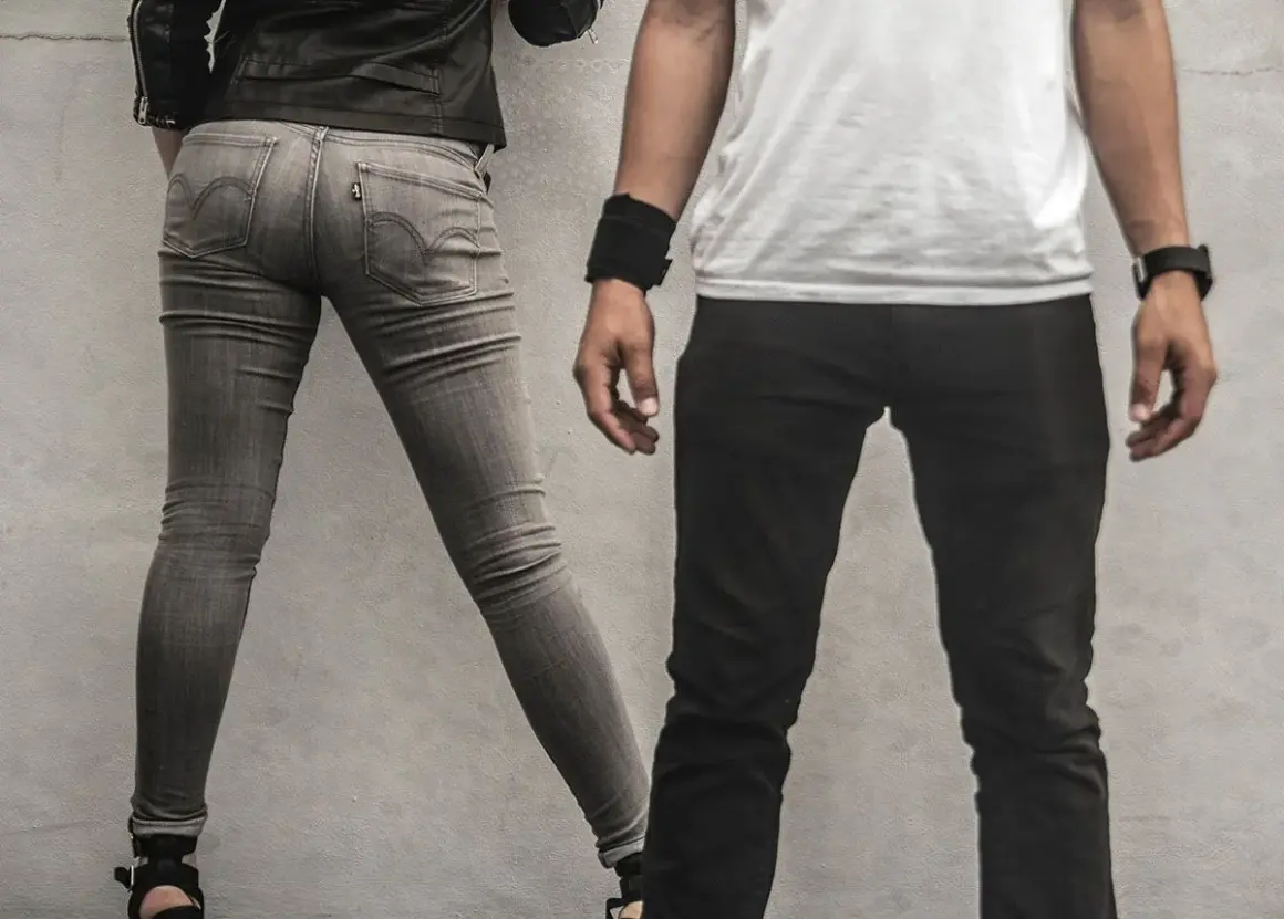 Para idealna? Szare jeansy Levi's, rozmiar 28/30, idealnie dopasowane. Obok czarne spodnie i biała koszulka.