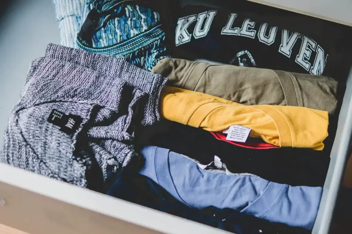 Ubrania w szufladzie, od swetra po t-shirty. Dowiedz się, jak pozbyć się zapachu stęchlizny z ubrań, by cieszyć się świeżością.