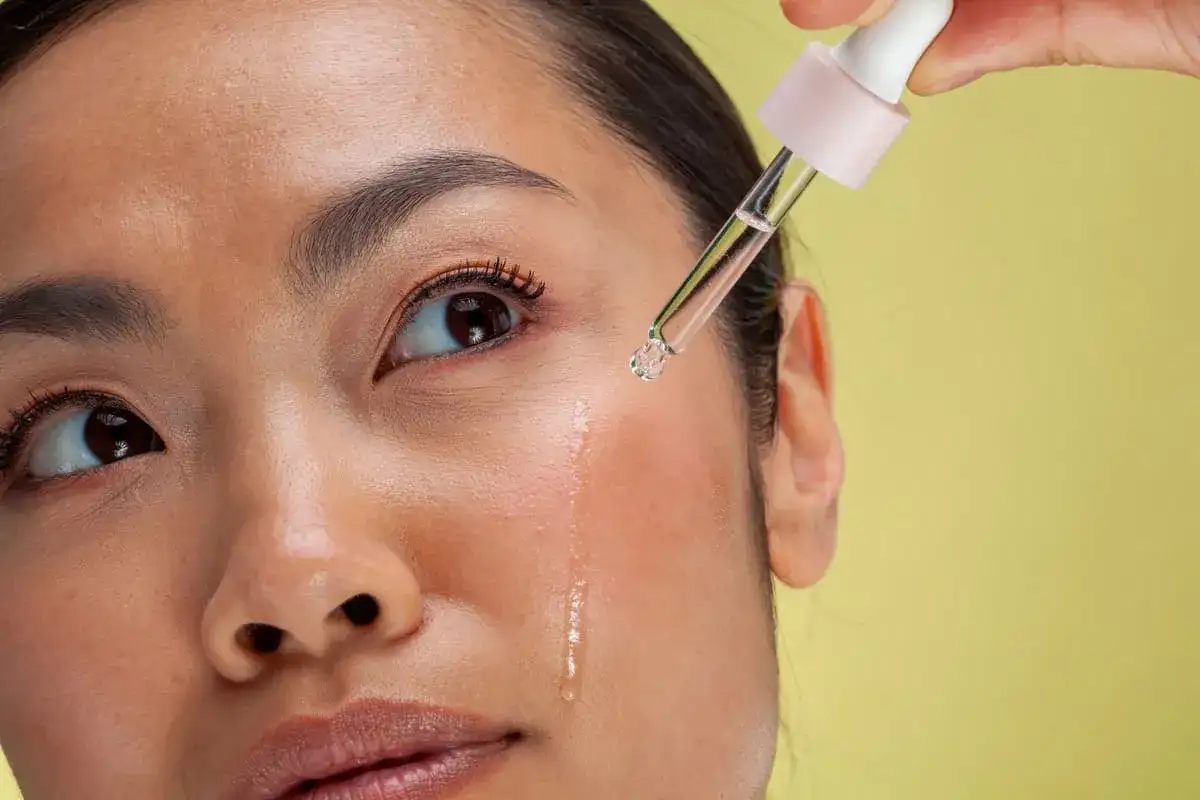 Co najlepsze na zmarszczki? SPF, retinol i prosta rutyna