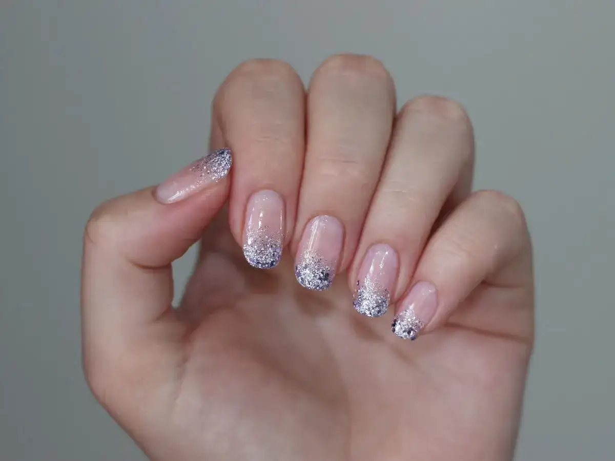 Mleczne paznokcie z brokatem - pomysły na elegancki manicure