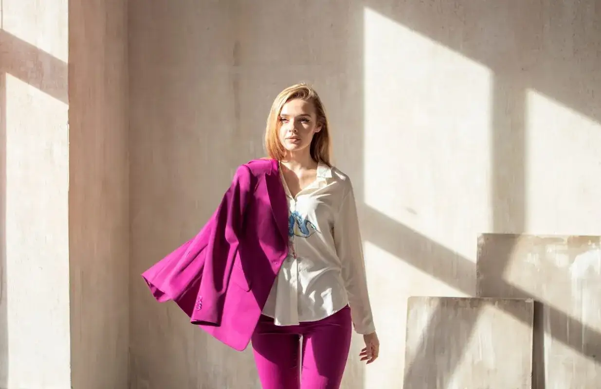 Kobieta w stylizacji w kolorze magenta. Żywy, intensywny odcień, który przyciąga wzrok.