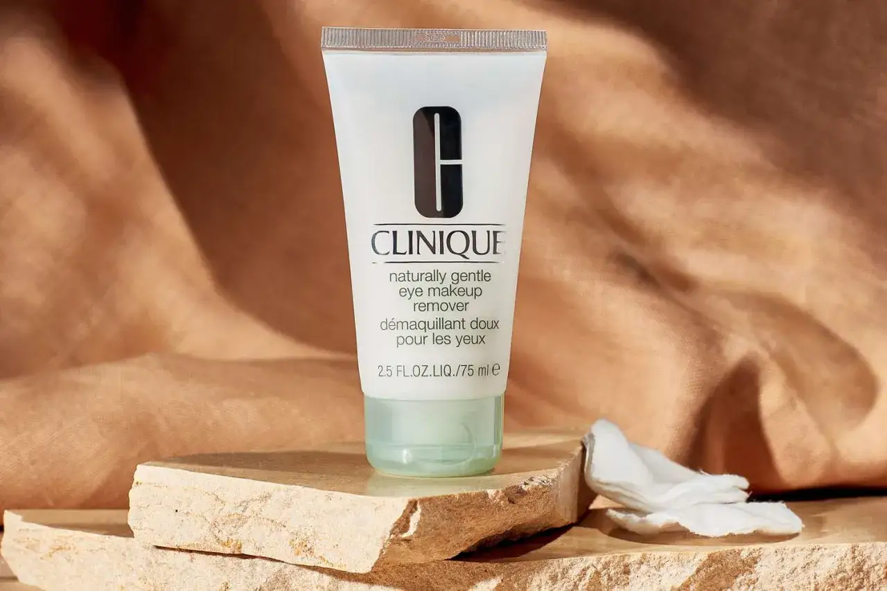 Płyn Clinique Naturally Gentle Eye Makeup Remover to idealny sposób, by dowiedzieć się, czym zmyć tusz do rzęs. Delikatny dla skóry.