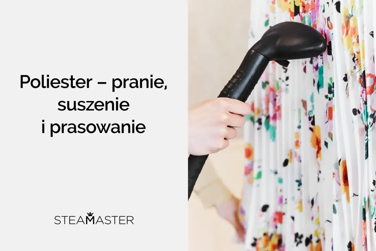 Para z poliestru z kwiatowym wzorem jest prasowana parownicą. Dowiedz się, z czego jest poliester i jak o niego dbać.