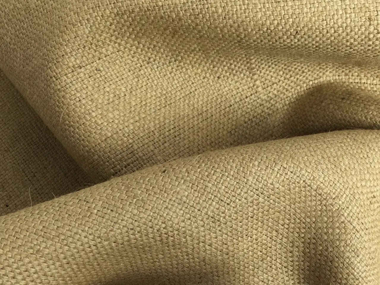 Zmarszczony materiał, przypominający worek. To właśnie juta, znana ze swojej wytrzymałości i naturalnego wyglądu.