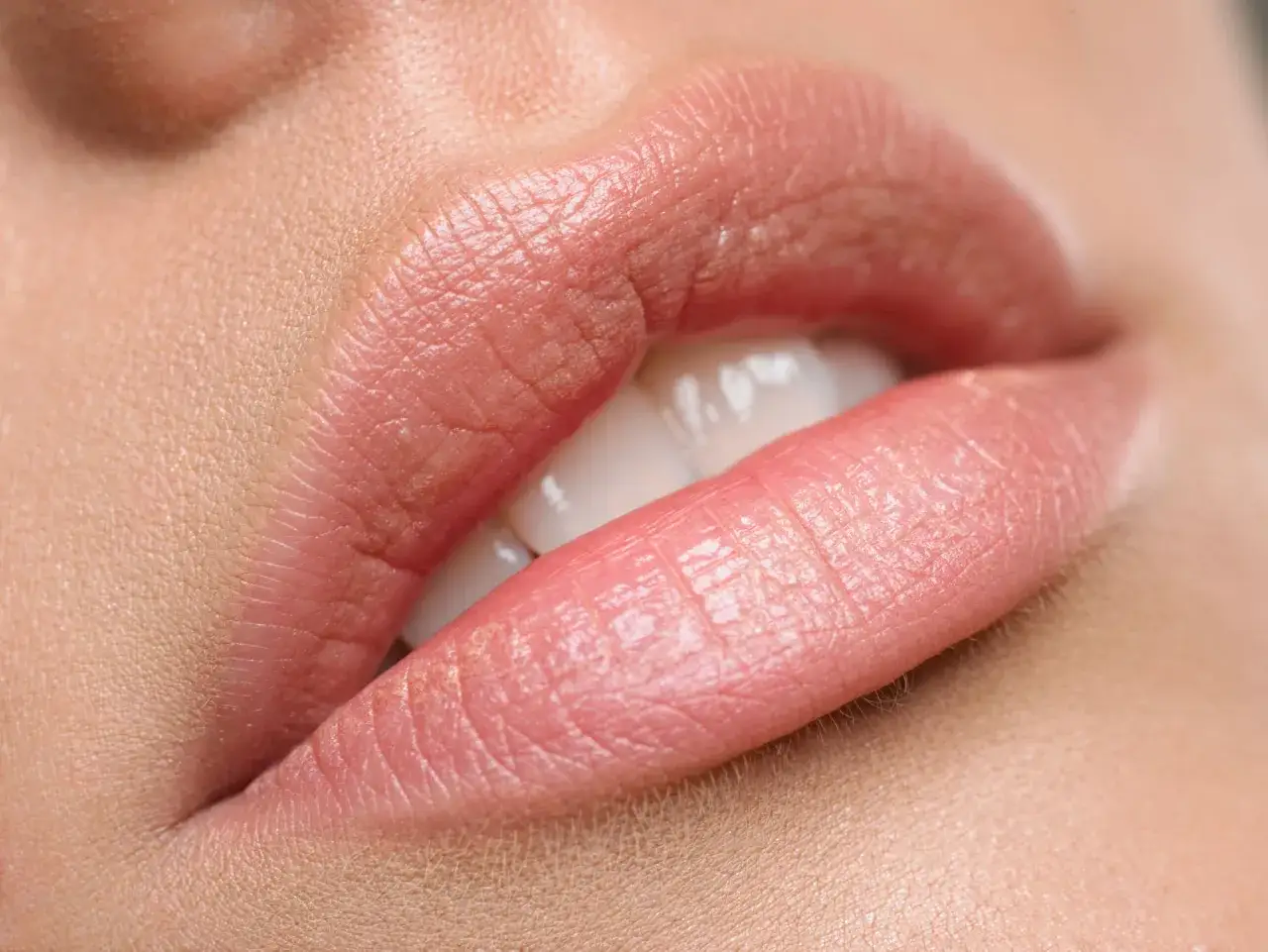 Delikatny tint do ust co to? Naturalny, różowy odcień podkreśla pełne usta i błyszczące zęby.