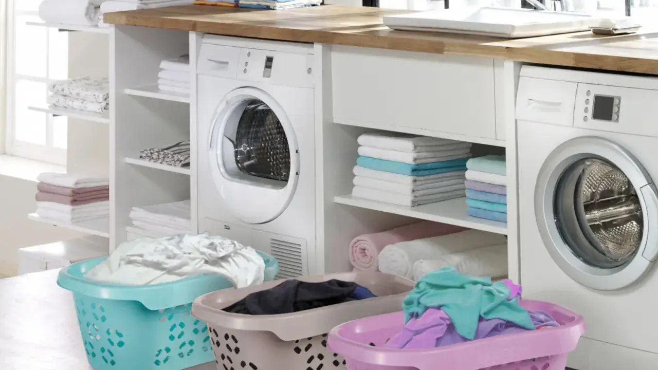 Pranie i suszenie to ekologiczne czynności. W pralni stoją pralki, suszarka, półki z czystymi ręcznikami i kosze z ubraniami. Moda z recyklingu to przyszłość.