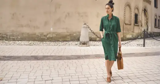 Letnie stylizacje do biura - Jak ubrać się z klasą w upał?