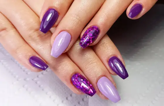 Jasnofioletowe paznokcie - pomysły na lekki manicure