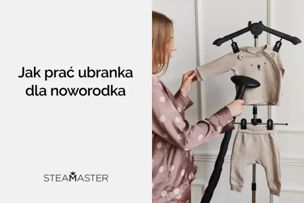 Kobieta paruje ubranka dla noworodka, pokazując, jak prać delikatne rzeczy.