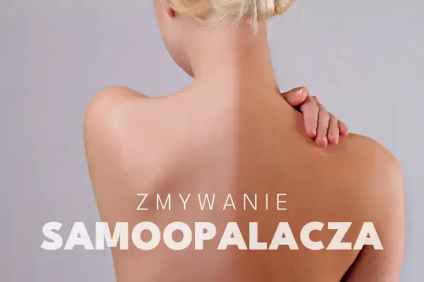 Kobieta z opalonymi plecami, pokazująca jak zmyć samoopalacz.