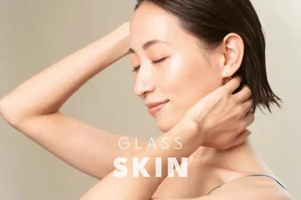 Kobieta z idealną, lśniącą cerą, która emanuje zdrowiem i blaskiem. Jej skóra wygląda jak tafla szkła, osiągając efekt glass skin.