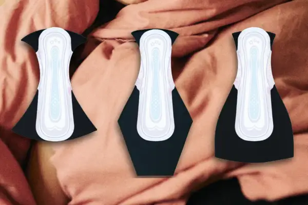Trzy czarne majtki menstruacyjne z wkładkami, pokazujące, jak prać majtki menstruacyjne.