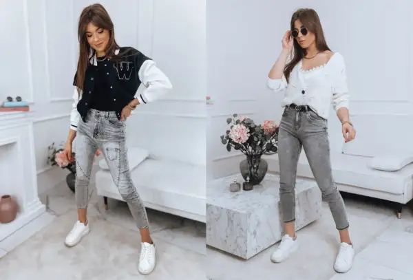 Dwie kobiety w jeansach z niskim stanem (low waist co to znaczy). Jedna w kurtce bomber, druga w białym sweterku.
