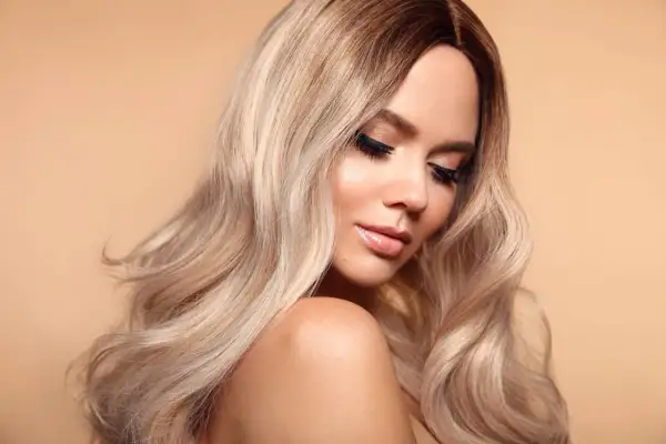 Beżowy blond dla każdej kobiety, która pragnie subtelnego blasku i naturalnego piękna.
