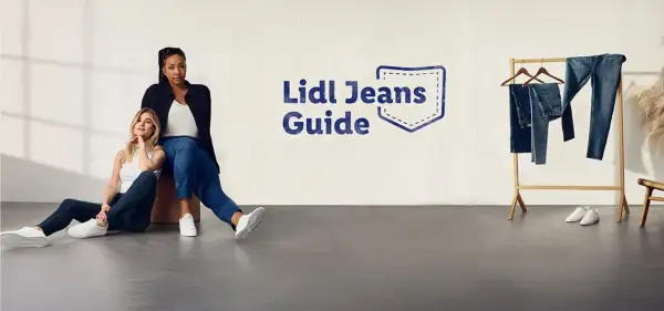 Dwie kobiety w jeansach siedzą na podłodze. Obok wieszak z jeansami. Rozmiar 27 jaki to rozmiar? Sprawdź w Lidl Jeans Guide.