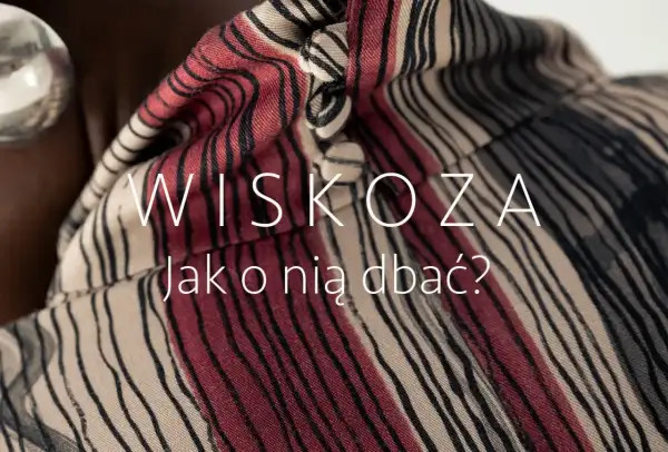 Wiskoza: co to za materiał i jak o nią dbać? Zbliżenie na tkaninę w paski.